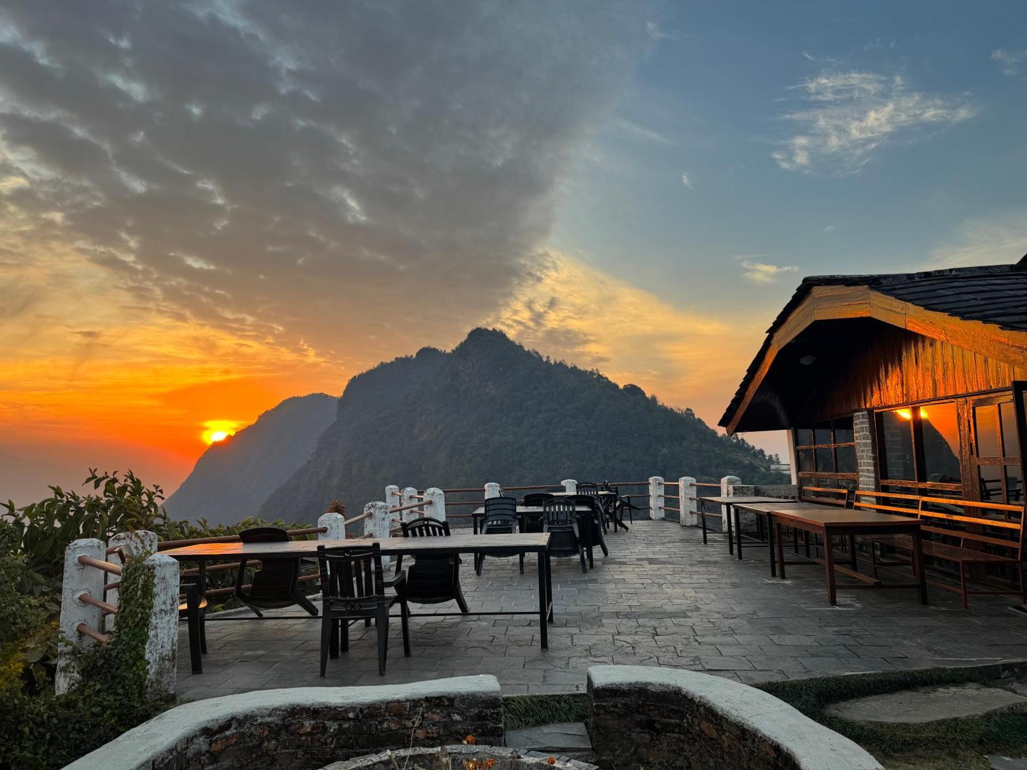 Es Deurali Resort Pokhara Eksteriør billede