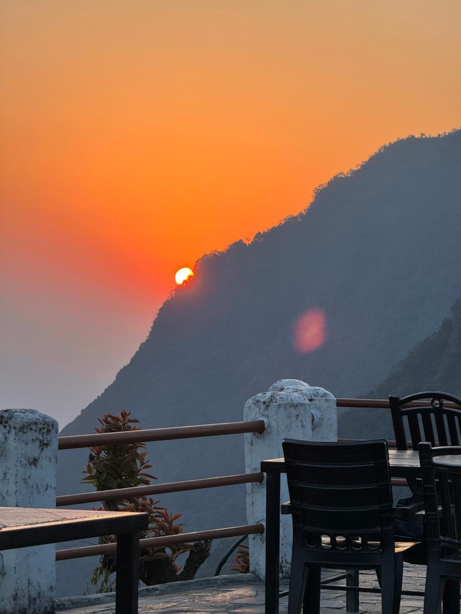 Es Deurali Resort Pokhara Eksteriør billede