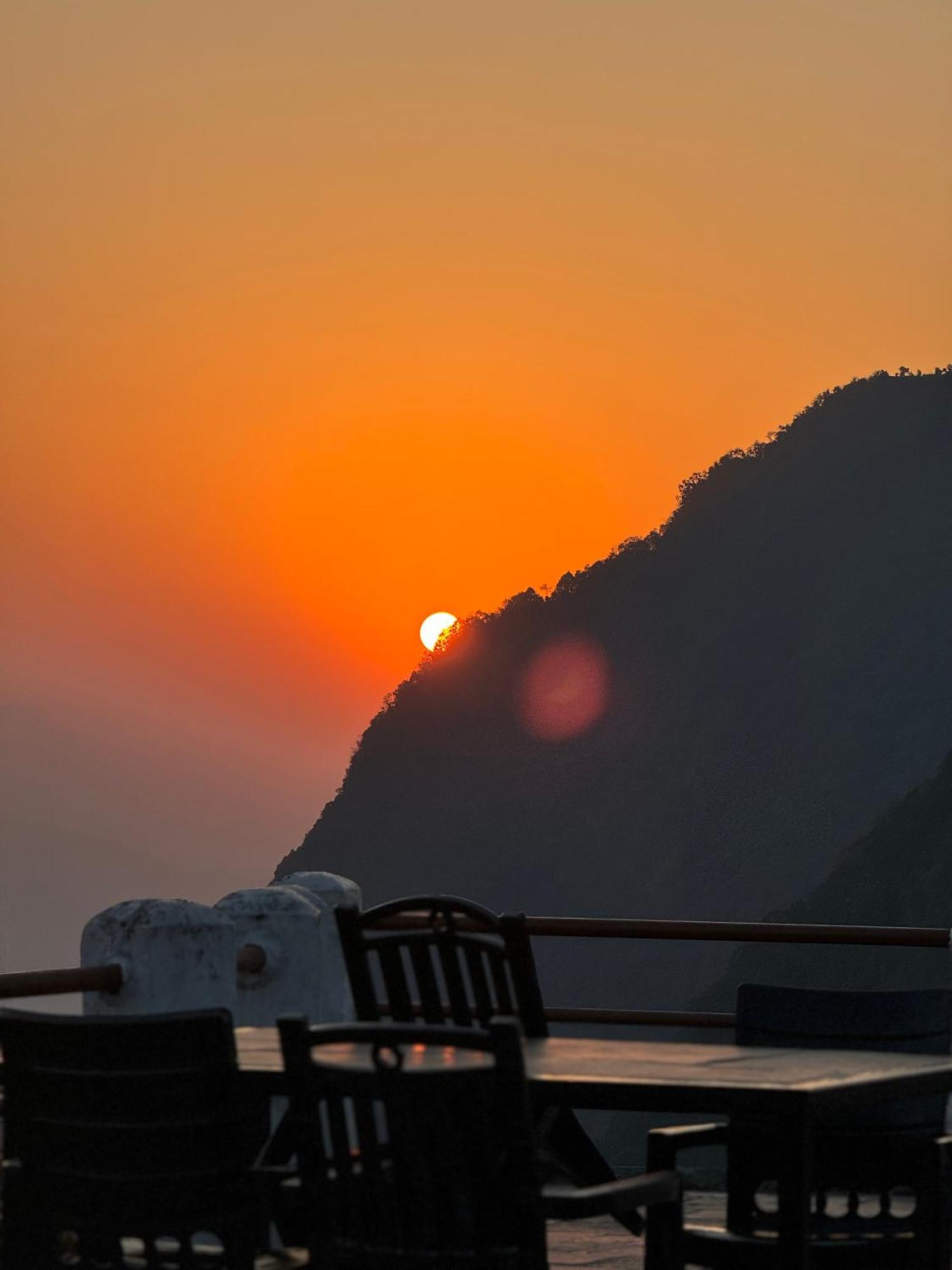 Es Deurali Resort Pokhara Eksteriør billede