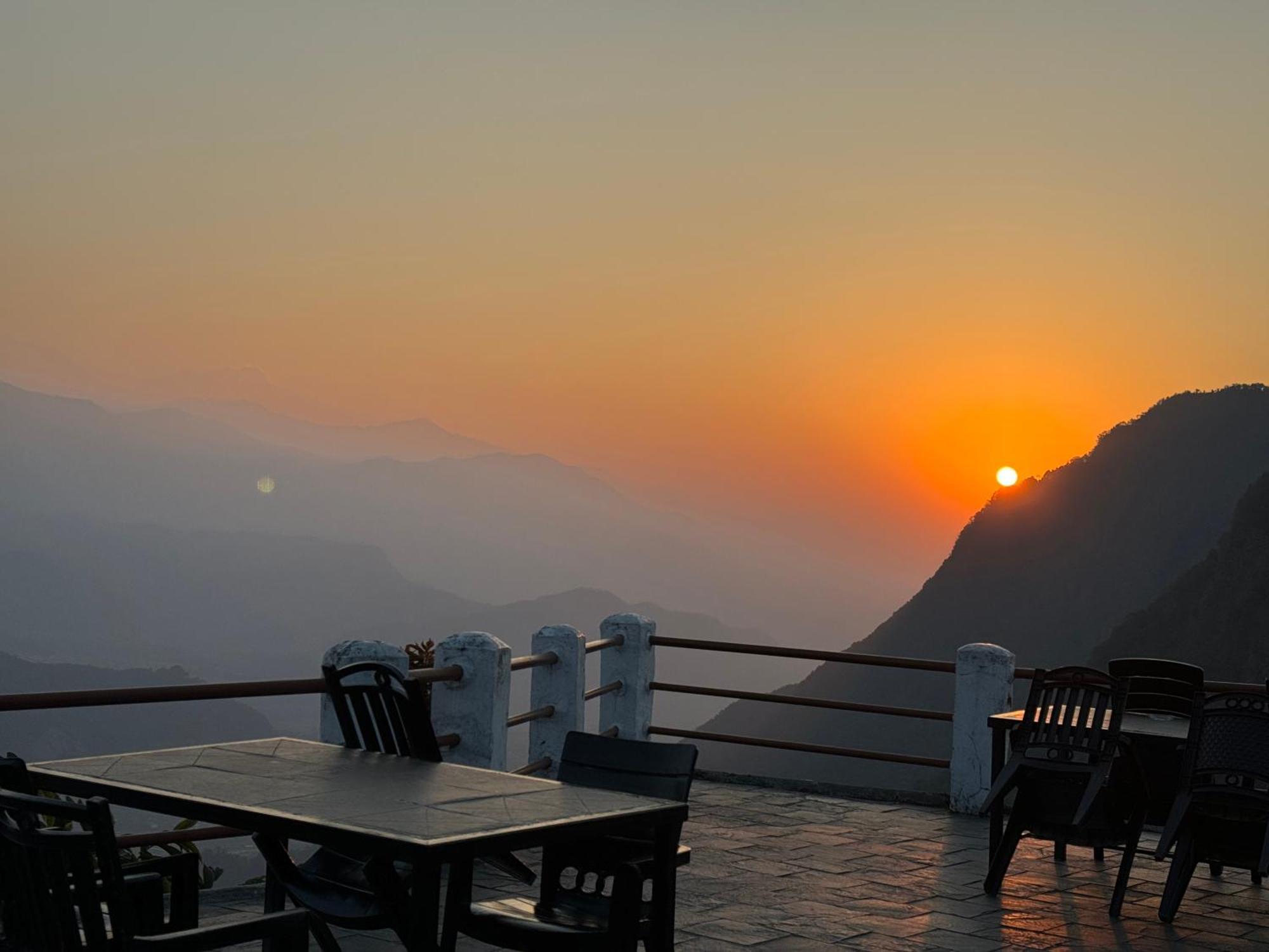 Es Deurali Resort Pokhara Eksteriør billede