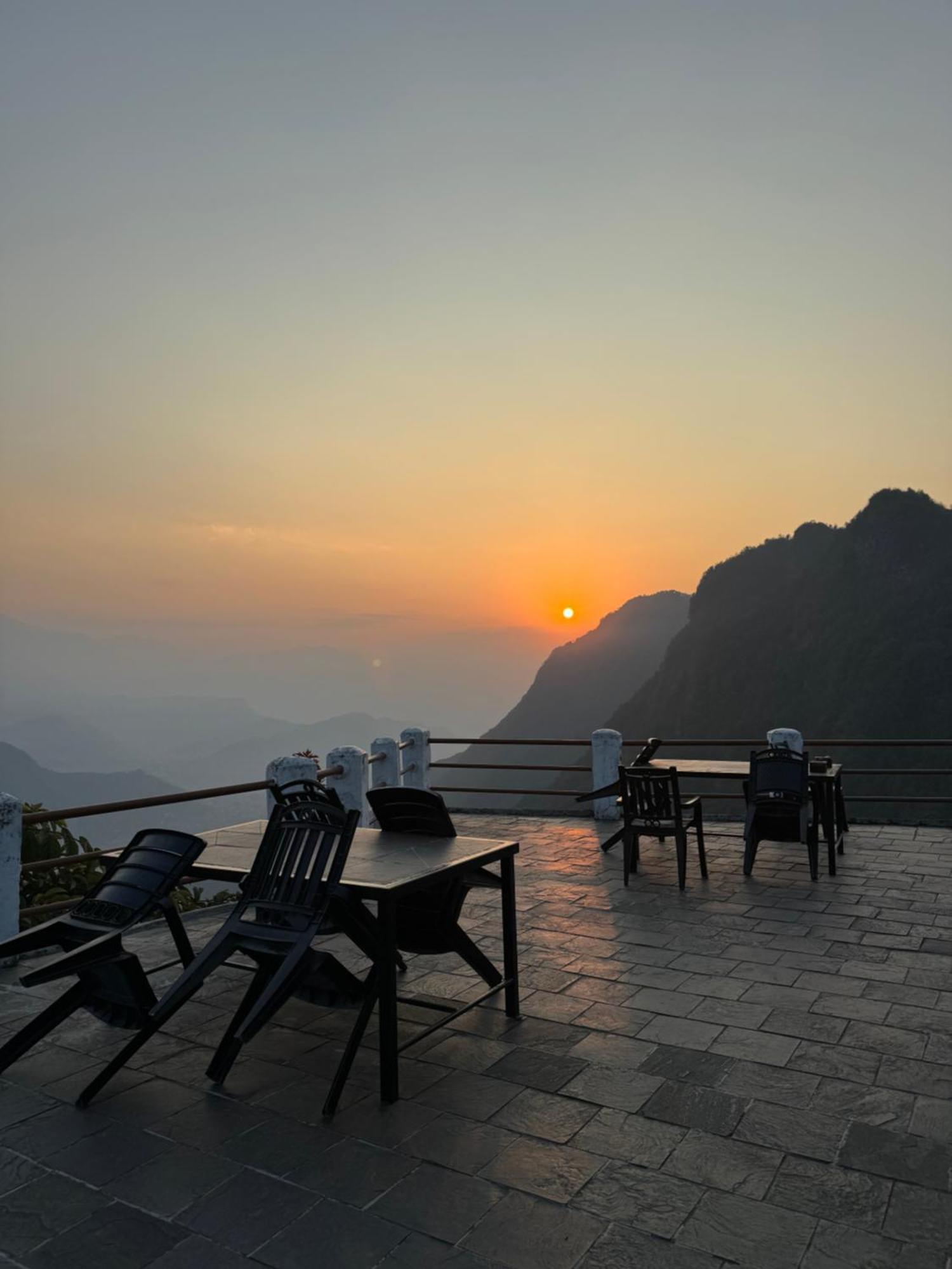 Es Deurali Resort Pokhara Eksteriør billede