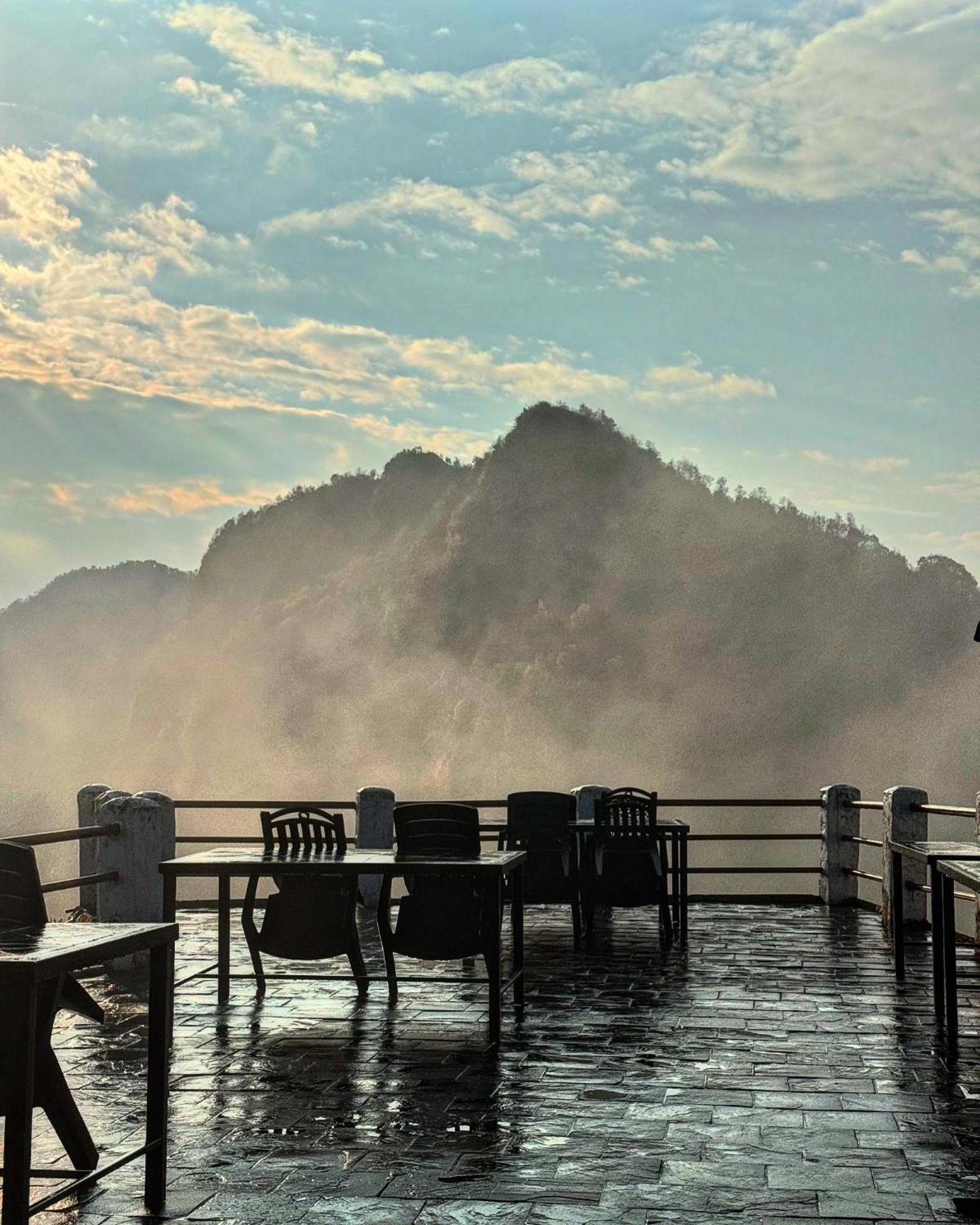 Es Deurali Resort Pokhara Eksteriør billede
